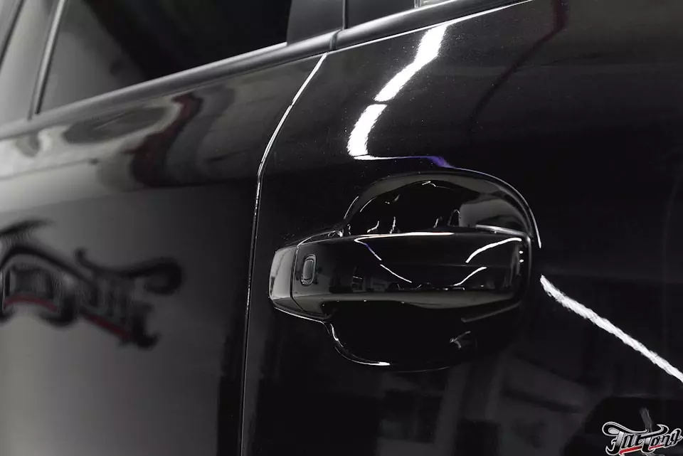 Toyota LandCruiser 200. Окрас хрома в черный глянец (антихром). Установка мультимедийного экрана для заднего пассажира.